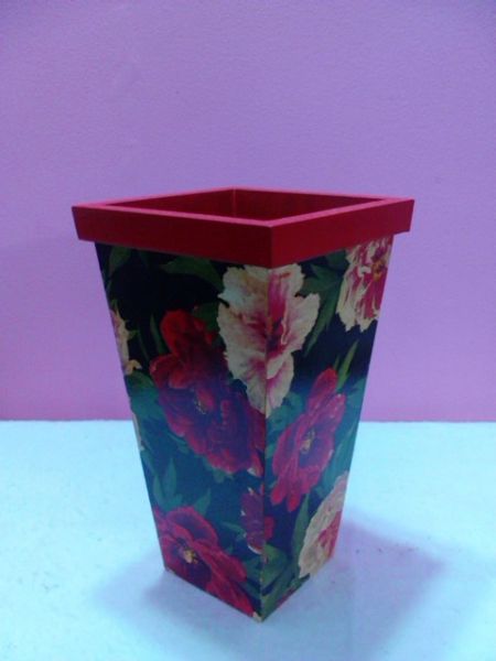 Vaso em madeira MDF pintado e aplicação decoupagem.